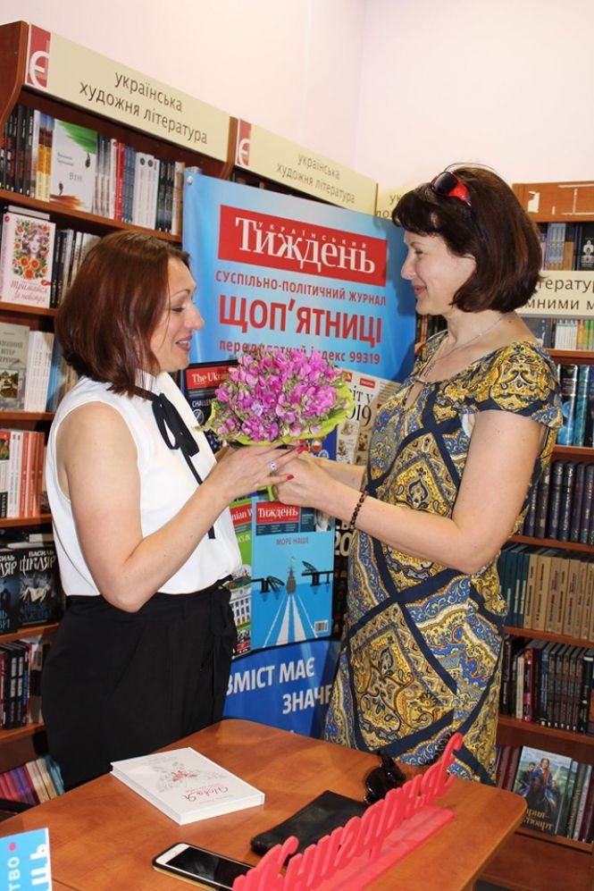 Новини Тернополя - фото з Психолог Наталія Гаєвська представила у Тернополі свою першу книжку «Нова Я. Шлях до себе» Психолог Наталія Гаєвська представила у Тернополі свою першу книжку «Нова Я. Шлях до себе», фото №7 на сайті 20minut.ua