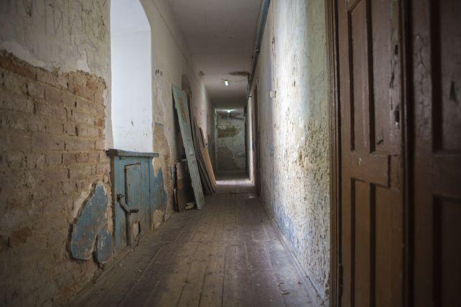 Фоторепортаж з комуналки. Як на Соборній живуть без туалетів, ванних кімнат та надій, фото №18 на сайті 20minut.ua