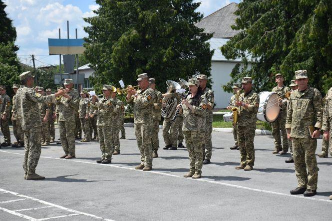 Новини Тернополя - фото з Love story у Тернополі: під час шикування військовий освідчився своїй коханій Love story у Тернополі: під час шикування військовий освідчився своїй коханій, фото №3 на сайті 20minut.ua
