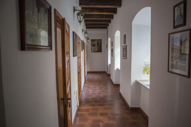 Фоторепортаж з комуналки. Як на Соборній живуть без туалетів, ванних кімнат та надій, фото №13 на сайті 20minut.ua