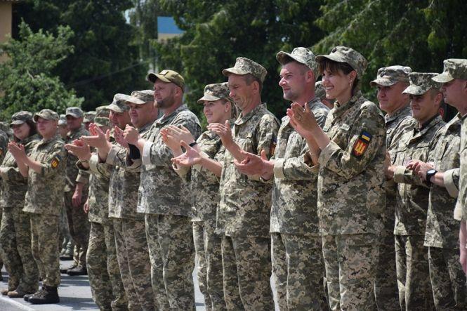 Новини Тернополя - фото з Love story у Тернополі: під час шикування військовий освідчився своїй коханій Love story у Тернополі: під час шикування військовий освідчився своїй коханій, фото №4 на сайті 20minut.ua