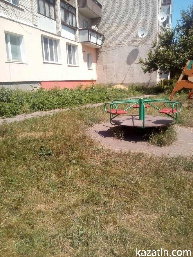 Фото дня: дитячий майданчик біля танку заріс бур'янами, фото №2 на сайті 20minut.ua