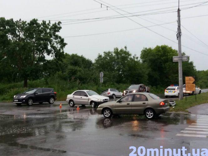 На Корольова зіткнулись легківки. Одне авто в кюветі, фото №1 на сайті 20minut.ua