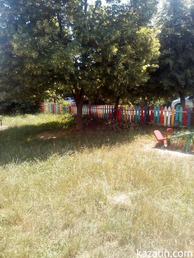 Фото дня: дитячий майданчик біля танку заріс бур'янами, фото №1 на сайті 20minut.ua