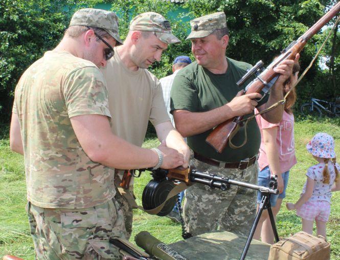 Новини Вінниці - фото з «А тепер керуйте, офіцери!» Військові зібрали дітей у… безлюдному селі «А тепер керуйте, офіцери!» Військові зібрали дітей у… безлюдному селі, фото №10 на сайті 20minut.ua