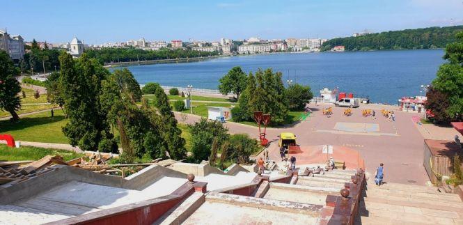 Новини Тернополя - фото з Частину сходів, які ведуть в парк Шевченка, майже відремонтували. Їх облаштовують декоративним каменем Частину сходів, які ведуть в парк Шевченка, майже відремонтували. Їх облаштовують декоративним каменем, фото №1 на сайті 20minut.ua