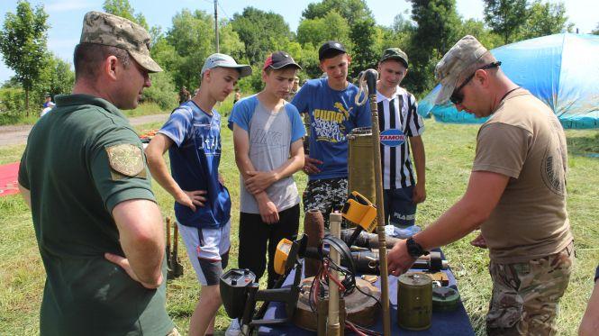 Новини Вінниці - фото з «А тепер керуйте, офіцери!» Військові зібрали дітей у… безлюдному селі «А тепер керуйте, офіцери!» Військові зібрали дітей у… безлюдному селі, фото №5 на сайті 20minut.ua