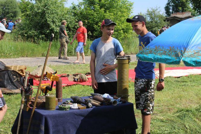 Новини Вінниці - фото з «А тепер керуйте, офіцери!» Військові зібрали дітей у… безлюдному селі «А тепер керуйте, офіцери!» Військові зібрали дітей у… безлюдному селі, фото №11 на сайті 20minut.ua
