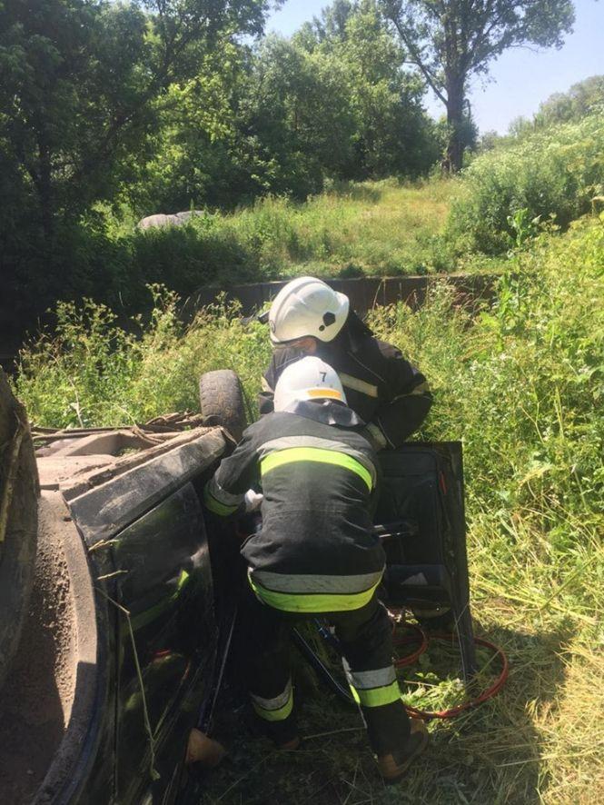 Новини Вінниці - фото з Смертельна ДТП: біля Літина водій на «Волзі» злетів з дороги та перекинувся Смертельна ДТП: біля Літина водій на «Волзі» злетів з дороги та перекинувся, фото №1 на сайті 20minut.ua