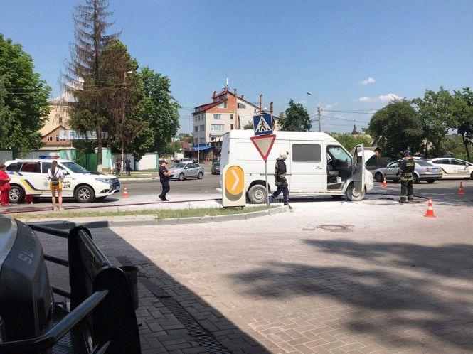 Трагедія на вулиці Арабея: загорівся білий мікроавтобус. Водій помер, фото №1 на сайті 20minut.ua