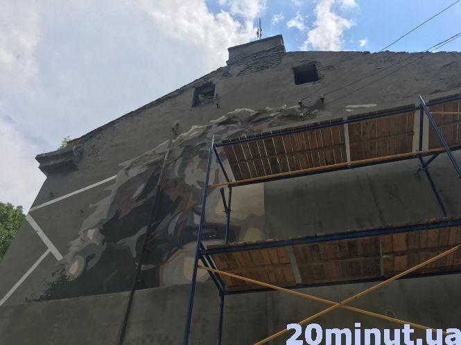 Новини Тернополя - фото з В Тернополі знищують мурал Кузьмі, бо утеплюють будинок В Тернополі знищують мурал Кузьмі, бо утеплюють будинок, фото №1 на сайті 20minut.ua
