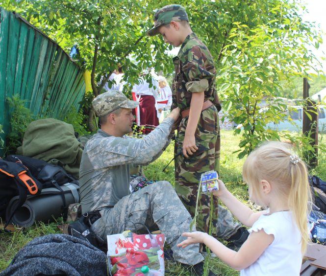 Новини Вінниці - фото з «А тепер керуйте, офіцери!» Військові зібрали дітей у… безлюдному селі «А тепер керуйте, офіцери!» Військові зібрали дітей у… безлюдному селі, фото №7 на сайті 20minut.ua