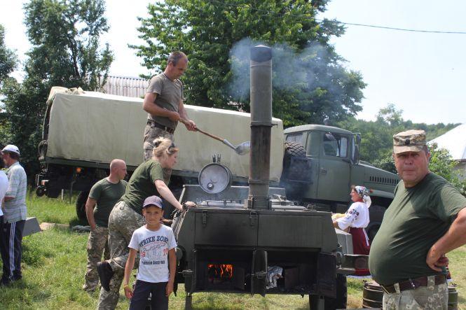 Новини Вінниці - фото з «А тепер керуйте, офіцери!» Військові зібрали дітей у… безлюдному селі «А тепер керуйте, офіцери!» Військові зібрали дітей у… безлюдному селі, фото №12 на сайті 20minut.ua