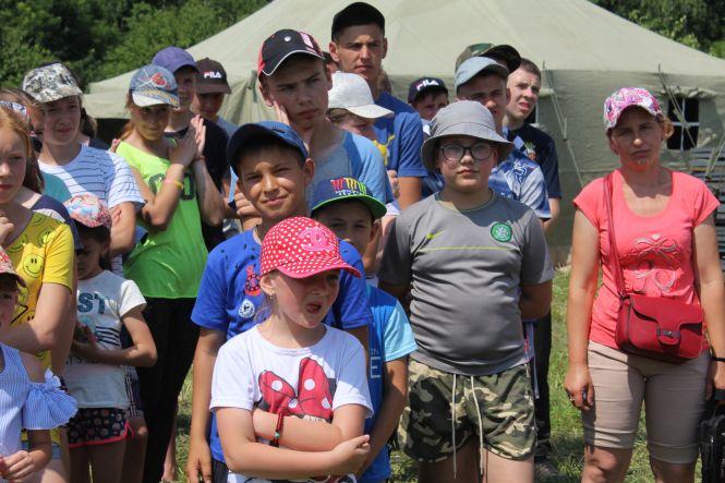 Новини Вінниці - фото з «А тепер керуйте, офіцери!» Військові зібрали дітей у… безлюдному селі «А тепер керуйте, офіцери!» Військові зібрали дітей у… безлюдному селі, фото №15 на сайті 20minut.ua