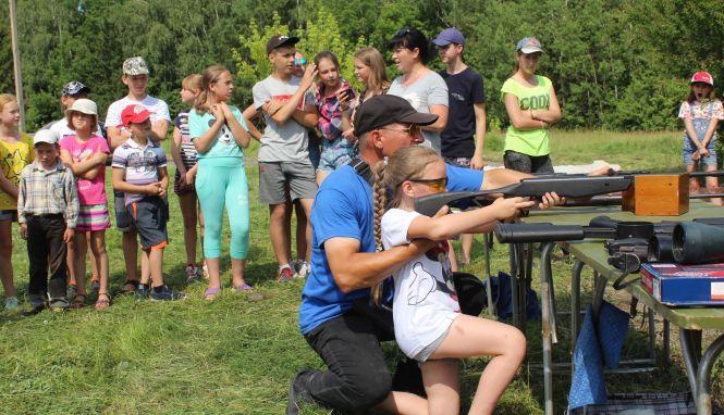 Новини Вінниці - фото з «А тепер керуйте, офіцери!» Військові зібрали дітей у… безлюдному селі «А тепер керуйте, офіцери!» Військові зібрали дітей у… безлюдному селі, фото №1 на сайті 20minut.ua