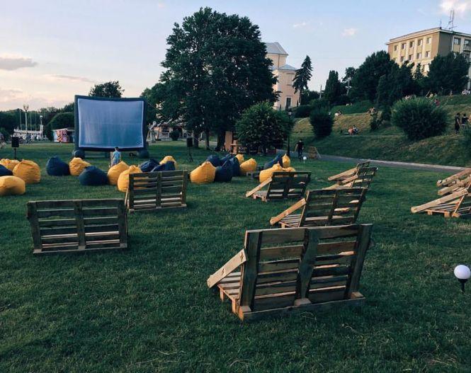 Поблизу “Єлісів” безкоштовно показують фільми просто неба, фото №1 на сайті 20minut.ua