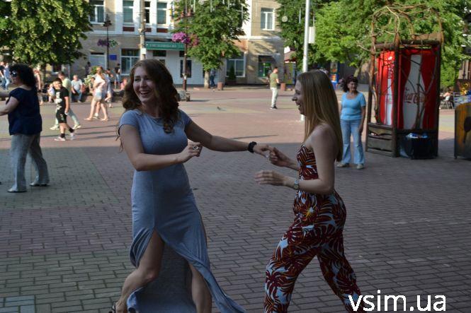 Новини Хмельницького - фото з Біля кінотеатру Шевченка провели майстер-клас з латиноамериканських танців (ФОТО, ВІДЕО) Біля кінотеатру Шевченка провели майстер-клас з латиноамериканських танців (ФОТО, ВІДЕО), фото №17 на сайті vsim.ua