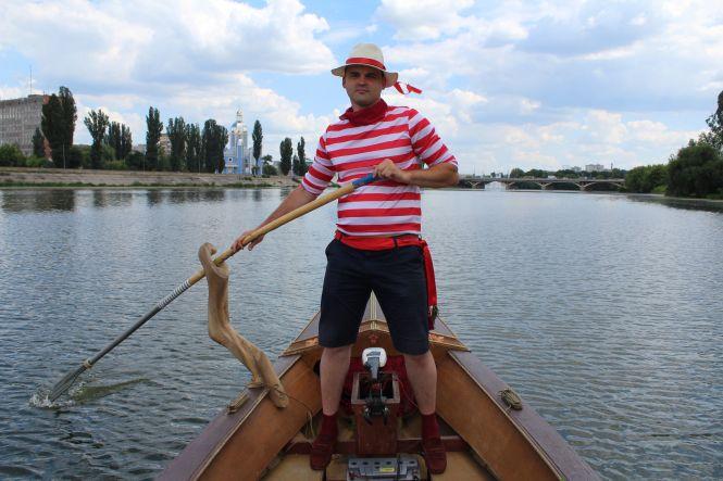 Новини Вінниці - фото з Флотилія гондол і РАЦС на воді. Як підприємець робить Венецію у Вінниці Флотилія гондол і РАЦС на воді. Як підприємець робить Венецію у Вінниці, фото №1 на сайті 20minut.ua