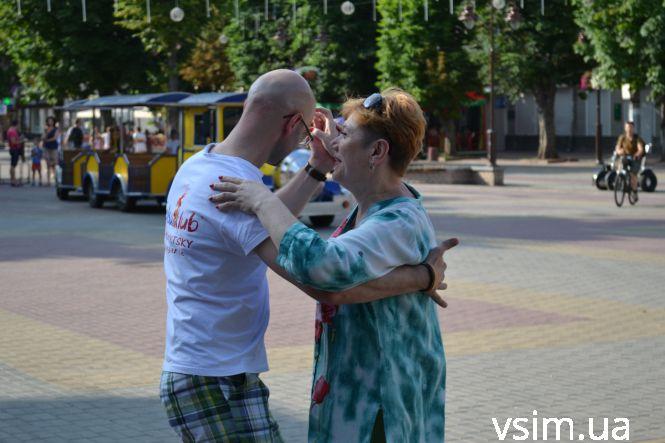 Новини Хмельницького - фото з Біля кінотеатру Шевченка провели майстер-клас з латиноамериканських танців (ФОТО, ВІДЕО) Біля кінотеатру Шевченка провели майстер-клас з латиноамериканських танців (ФОТО, ВІДЕО), фото №1 на сайті vsim.ua