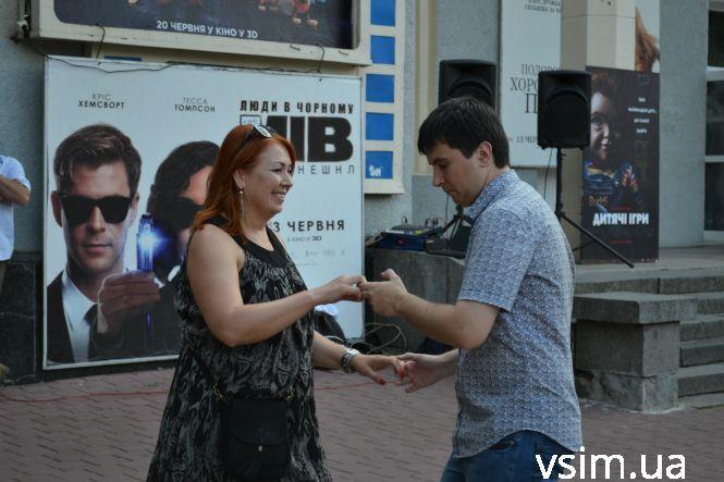 Новини Хмельницького - фото з Біля кінотеатру Шевченка провели майстер-клас з латиноамериканських танців (ФОТО, ВІДЕО) Біля кінотеатру Шевченка провели майстер-клас з латиноамериканських танців (ФОТО, ВІДЕО), фото №4 на сайті vsim.ua