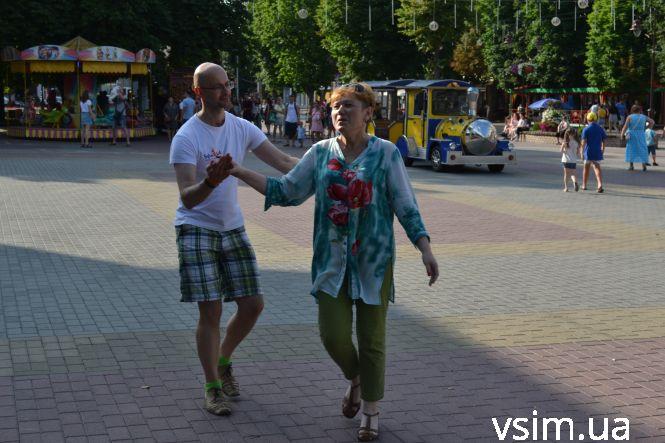 Новини Хмельницького - фото з Біля кінотеатру Шевченка провели майстер-клас з латиноамериканських танців (ФОТО, ВІДЕО) Біля кінотеатру Шевченка провели майстер-клас з латиноамериканських танців (ФОТО, ВІДЕО), фото №3 на сайті vsim.ua