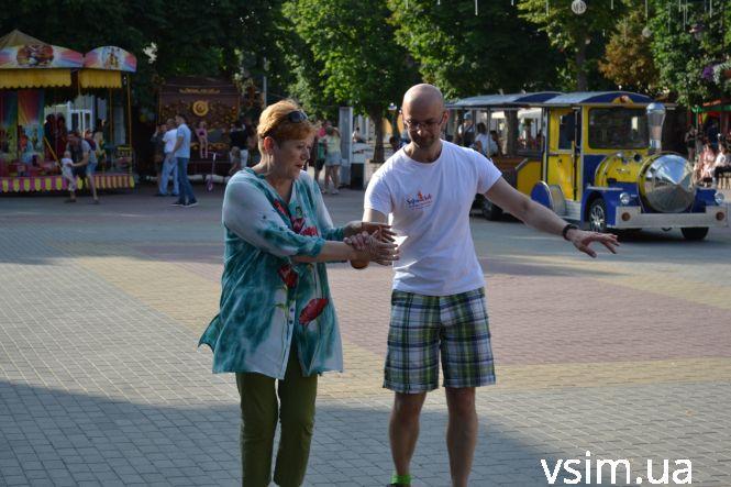 Новини Хмельницького - фото з Біля кінотеатру Шевченка провели майстер-клас з латиноамериканських танців (ФОТО, ВІДЕО) Біля кінотеатру Шевченка провели майстер-клас з латиноамериканських танців (ФОТО, ВІДЕО), фото №2 на сайті vsim.ua