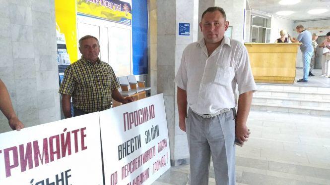 Депутатів облради перед сесією зустріли з плакатами, фото №1 на сайті 20minut.ua