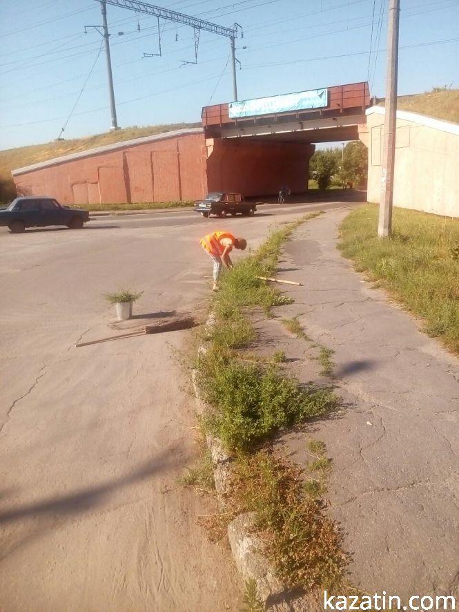 Фото дня: двірники на дорогах та черги в газконторі, фото №4 на сайті 20minut.ua