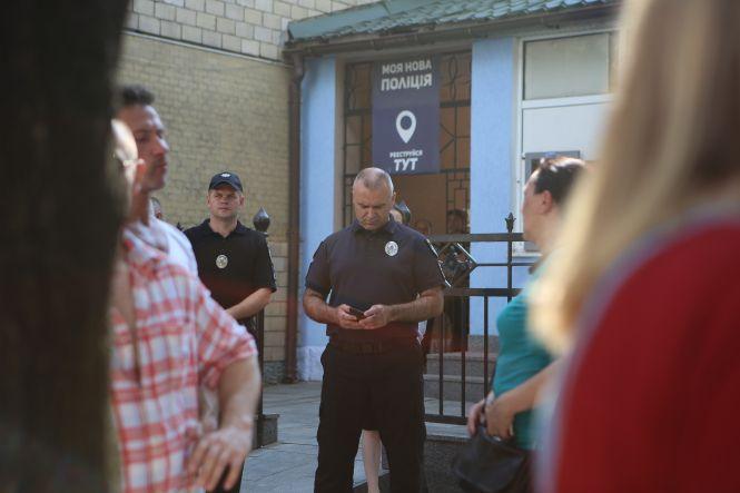 Новини Вінниці - фото з Пікет під поліцією через смерть Комарніцького: емоції, Приходько і «Ганьба!» (Прямий ефір 20minut.ua) Пікет під поліцією через смерть Комарніцького: емоції, Приходько і «Ганьба!» (Прямий ефір 20minut.ua), фото №13 на сайті 20minut.ua