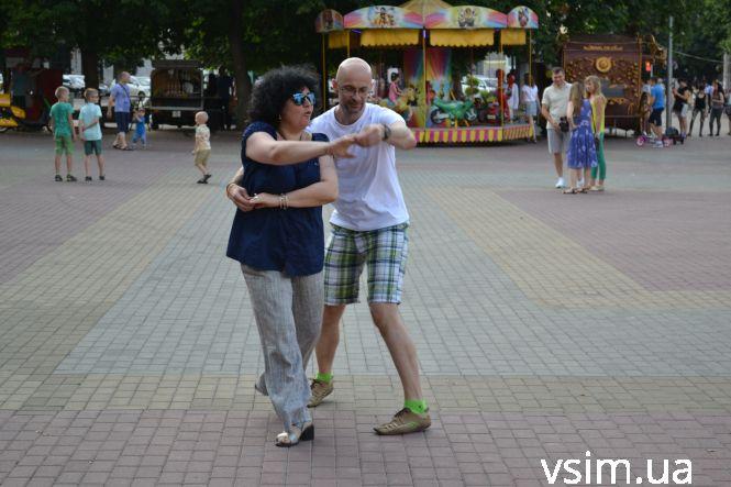 Новини Хмельницького - фото з Біля кінотеатру Шевченка провели майстер-клас з латиноамериканських танців (ФОТО, ВІДЕО) Біля кінотеатру Шевченка провели майстер-клас з латиноамериканських танців (ФОТО, ВІДЕО), фото №7 на сайті vsim.ua