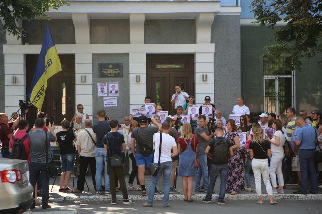 Новини Вінниці - фото з Пікет під поліцією через смерть Комарніцького: емоції, Приходько і «Ганьба!» (Прямий ефір 20minut.ua) Пікет під поліцією через смерть Комарніцького: емоції, Приходько і «Ганьба!» (Прямий ефір 20minut.ua), фото №6 на сайті 20minut.ua