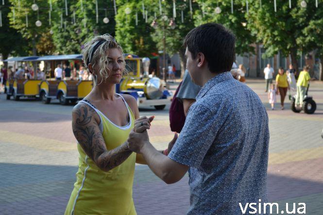 Новини Хмельницького - фото з Біля кінотеатру Шевченка провели майстер-клас з латиноамериканських танців (ФОТО, ВІДЕО) Біля кінотеатру Шевченка провели майстер-клас з латиноамериканських танців (ФОТО, ВІДЕО), фото №9 на сайті vsim.ua