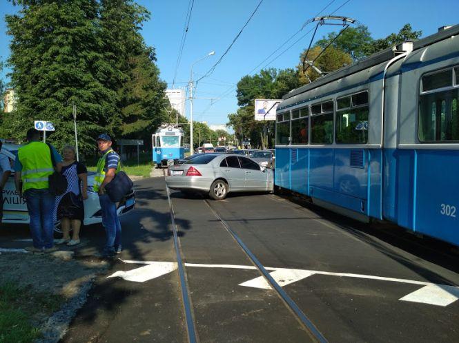 Новини Вінниці - фото з На Хмельницькому шосе трамвай не розминувся з Mercedes-Benz На Хмельницькому шосе трамвай не розминувся з Mercedes-Benz, фото №1 на сайті 20minut.ua