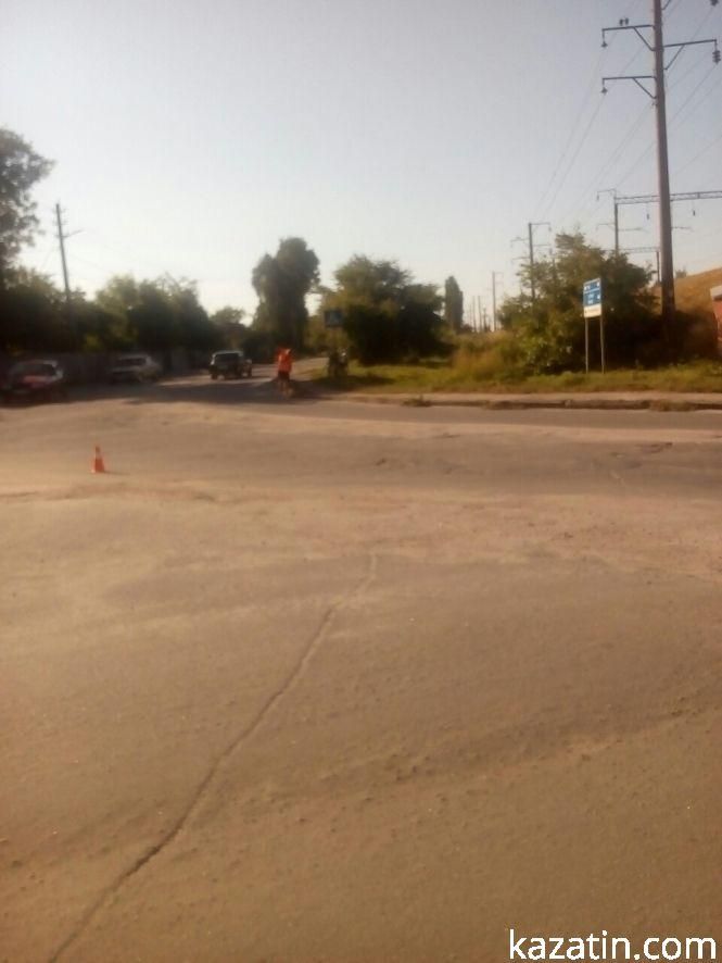 Фото дня: двірники на дорогах та черги в газконторі, фото №2 на сайті 20minut.ua