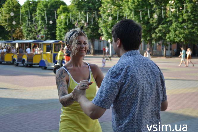 Новини Хмельницького - фото з Біля кінотеатру Шевченка провели майстер-клас з латиноамериканських танців (ФОТО, ВІДЕО) Біля кінотеатру Шевченка провели майстер-клас з латиноамериканських танців (ФОТО, ВІДЕО), фото №8 на сайті vsim.ua