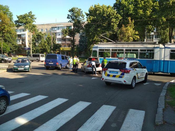 Новини Вінниці - фото з На Хмельницькому шосе трамвай не розминувся з Mercedes-Benz На Хмельницькому шосе трамвай не розминувся з Mercedes-Benz, фото №3 на сайті 20minut.ua
