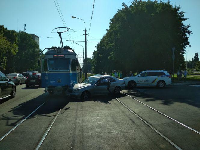 Новини Вінниці - фото з На Хмельницькому шосе трамвай не розминувся з Mercedes-Benz На Хмельницькому шосе трамвай не розминувся з Mercedes-Benz, фото №2 на сайті 20minut.ua