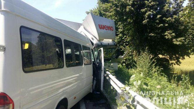 Новини Вінниці - фото з Лобове зіткнення: водій вантажівки врізався у маршрутку з 7 пасажирами Лобове зіткнення: водій вантажівки врізався у маршрутку з 7 пасажирами, фото №2 на сайті 20minut.ua