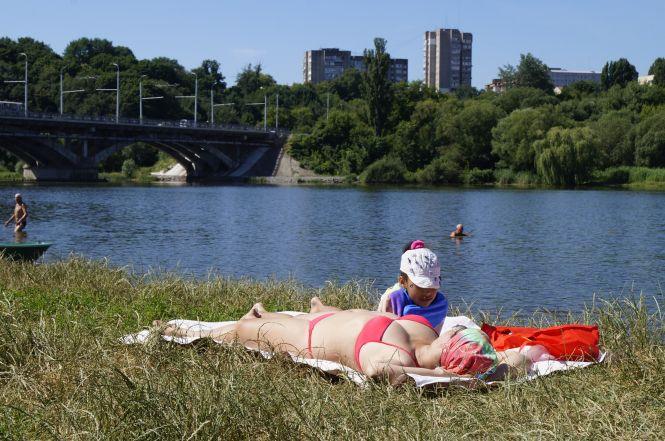 Новини Вінниці - фото з «Приносять пиво, горілку і патефон» Як вінничани відпочивають на міських пляжах «Приносять пиво, горілку і патефон» Як вінничани відпочивають на міських пляжах, фото №3 на сайті 20minut.ua