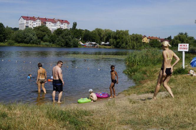 Новини Вінниці - фото з «Приносять пиво, горілку і патефон» Як вінничани відпочивають на міських пляжах «Приносять пиво, горілку і патефон» Як вінничани відпочивають на міських пляжах, фото №8 на сайті 20minut.ua