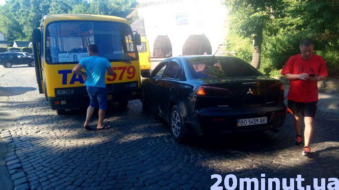 Новини Тернополя - фото з На вул. Хмельницького аварія. Зупинився весь транспорт