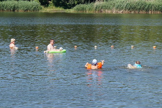 Новини Вінниці - фото з «Приносять пиво, горілку і патефон» Як вінничани відпочивають на міських пляжах «Приносять пиво, горілку і патефон» Як вінничани відпочивають на міських пляжах, фото №13 на сайті 20minut.ua