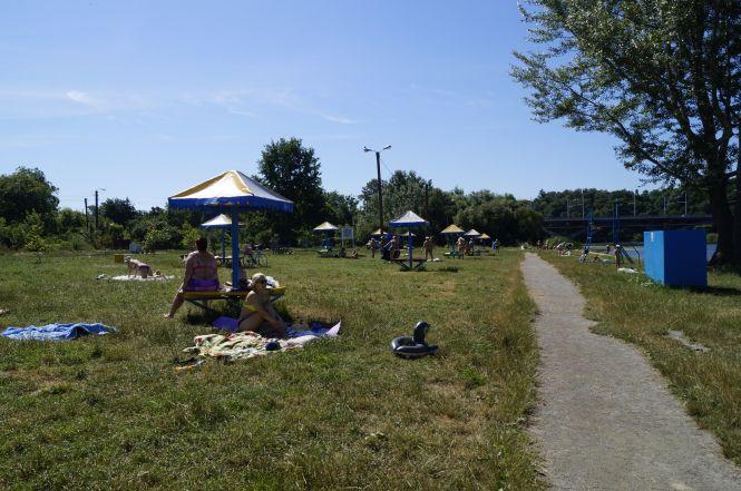 Новини Вінниці - фото з «Приносять пиво, горілку і патефон» Як вінничани відпочивають на міських пляжах «Приносять пиво, горілку і патефон» Як вінничани відпочивають на міських пляжах, фото №10 на сайті 20minut.ua