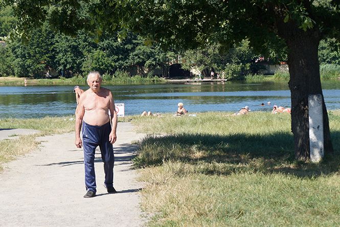 Новини Вінниці - фото з «Приносять пиво, горілку і патефон» Як вінничани відпочивають на міських пляжах «Приносять пиво, горілку і патефон» Як вінничани відпочивають на міських пляжах, фото №4 на сайті 20minut.ua