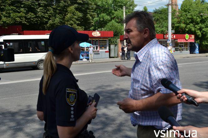 Акція «Пішохід»: біля міської лікарні за півтори години патрульні оштрафували 8 порушників (ФОТО, ВІДЕО), фото №2 на сайті vsim.ua