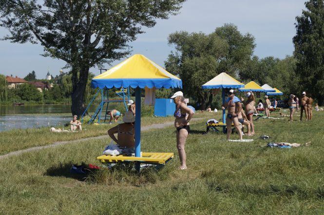 Новини Вінниці - фото з «Приносять пиво, горілку і патефон» Як вінничани відпочивають на міських пляжах «Приносять пиво, горілку і патефон» Як вінничани відпочивають на міських пляжах, фото №1 на сайті 20minut.ua