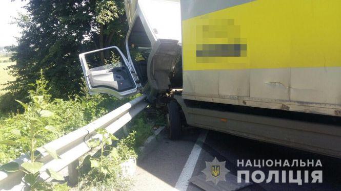 Новини Вінниці - фото з Лобове зіткнення: водій вантажівки врізався у маршрутку з 7 пасажирами Лобове зіткнення: водій вантажівки врізався у маршрутку з 7 пасажирами, фото №1 на сайті 20minut.ua