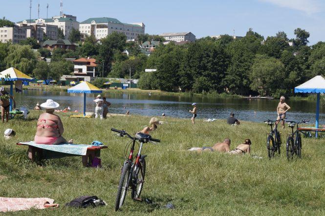 Новини Вінниці - фото з «Приносять пиво, горілку і патефон» Як вінничани відпочивають на міських пляжах «Приносять пиво, горілку і патефон» Як вінничани відпочивають на міських пляжах, фото №11 на сайті 20minut.ua