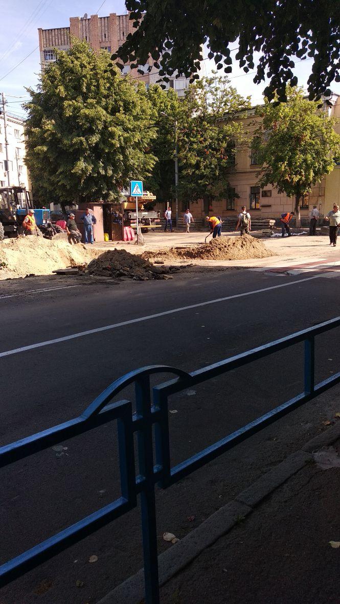 Новини Житомира - фото з До уваги водіїв: рух Великою Бердичівською перекрито: ремонтують тепломережі. ФОТО До уваги водіїв: рух Великою Бердичівською перекрито: ремонтують тепломережі. ФОТО, фото №1 на сайті 20minut.ua