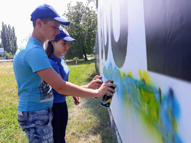 У Кам'янці  учні разом із поліцією зафарбовували рекламу наркотиків, фото №1 на сайті 20minut.ua